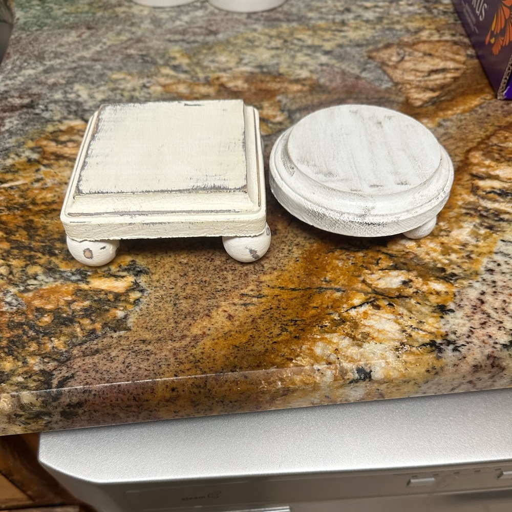 2 risers square and one round white